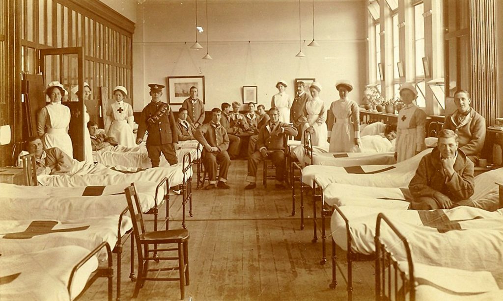 View of nurses and wounded solidiers in a WW1 military hospital